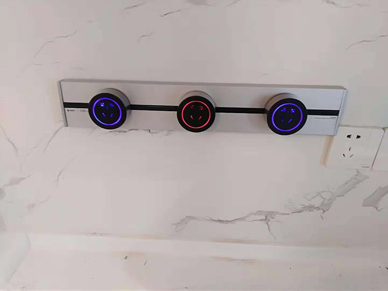 插座安裝：插座安裝前，是一定要將它們的數量和位置規(guī)劃好的，不然在安裝的時候就一頭霧水，很難安裝準確，不僅雜亂，還易觸電。也許你會說少安裝一些就好了，可以家中的電器都是一直在增加的，很容易出現不夠用的情況。 插座安裝前一定要將屋子里的電源都關掉，直接將電源閘門關上就好，在不通電的狀態(tài)下安裝插座才不會有危險。將導線皮剝開一般分為藍色零線、黃色地線和紅色火線三種，如果導線種只有一根黃色地線的話，另兩根為別的顏色無法分辨的話，這時候就要將電源打開用電筆測試了，會讓電筆發(fā)亮的是火線。 然后將這些導線連接到插座上相應的接點固定好，即L-火，N-零，剩下那個就是連接地線。最后把插座用螺絲固定在暗裝膠合上，以及插座配件按上就完成了。