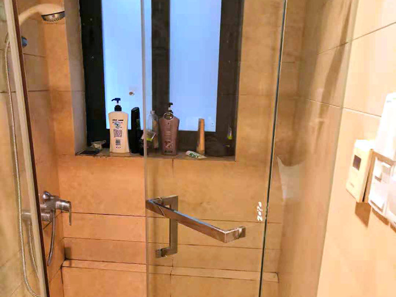 更換淋浴門：在安裝淋浴門前，要請專業(yè)的師傅留意排水孔位置和地面的高低差，或者是提供水電管線平面圖，避免因?yàn)榕潘孜恢秒x得太遠(yuǎn)，沒辦法跟淋浴門里面的排水處相互配合，造成淋浴房不能正常集水、排水，以及打掉浴缸后安置不了淋浴門的尷尬。 淋浴門雖然干濕分離效果很好，但是門板間的縫隙很容易產(chǎn)生污垢，平常使用過后要記得用清水沖洗一下，以避免滋生細(xì)菌。