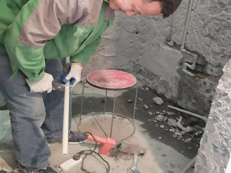 水管線路改造：首先，確定管道的走向和高度。然后用墨盒在墻面和地面彈出墨線。接下來(lái)用云石機(jī)開(kāi)槽。最好是左手拿礦泉水瓶灑水，右手拿云石機(jī)開(kāi)槽。這樣避免灰塵很多。第三步，用沖擊鉆剔槽。要剔的干凈平整，這樣有利于放管材。第四步，根據(jù)需要裁剪出各種長(zhǎng)度的管材，待用。熱熔機(jī)加熱，綠燈變成紅燈時(shí)把管材放進(jìn)去連接。第五步，放管，安裝管卡。15mm冷水管間隔應(yīng)小于0.6m，熱水管為0.25米。20mm冷水管應(yīng)小于0.6米，熱水管應(yīng)小于0.3米。第六步，用料漿填槽抹平即可。