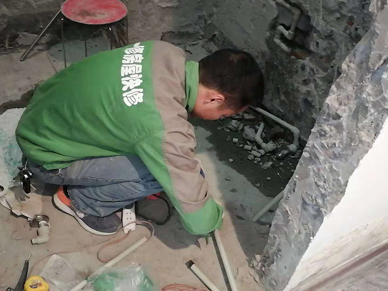 水管線路改造：首先，確定管道的走向和高度。然后用墨盒在墻面和地面彈出墨線。接下來(lái)用云石機(jī)開(kāi)槽。最好是左手拿礦泉水瓶灑水，右手拿云石機(jī)開(kāi)槽。這樣避免灰塵很多。第三步，用沖擊鉆剔槽。要剔的干凈平整，這樣有利于放管材。第四步，根據(jù)需要裁剪出各種長(zhǎng)度的管材，待用。熱熔機(jī)加熱，綠燈變成紅燈時(shí)把管材放進(jìn)去連接。第五步，放管，安裝管卡。15mm冷水管間隔應(yīng)小于0.6m，熱水管為0.25米。20mm冷水管應(yīng)小于0.6米，熱水管應(yīng)小于0.3米。第六步，用料漿填槽抹平即可。