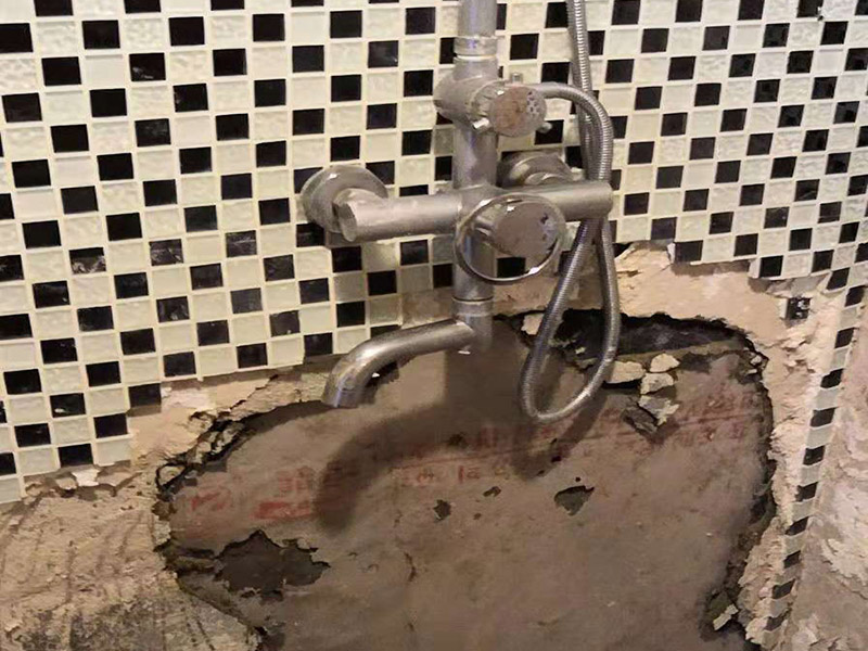 衛(wèi)生間瓷磚拆除：墻面上應(yīng)該還有些其他東西，比如掛毛巾的架子，放廚具的架子等等。先把這些物品都小心翼翼的拆下來，還原一面光潔的墻面，才好進(jìn)行拆卸工作。拆卸的時候要先從墻低的第一塊磚開始拆卸，要是直接隨便從上面那一塊拆卸，拆到一半就會擋住下面的瓷磚，讓下面的瓷磚不好拆了。墻面內(nèi)有些地方會走一些管道，有煤氣管道，有電線管道，水管，網(wǎng)線等等。要注意這些管道，不要把墻里面的管道破壞了，不然拆了瓷磚又惹了新的問題要處理。拆卸下來的瓷磚堆積在地上很不方便繼續(xù)工作，這個時候上面提到的推車就派上用場了。用推車把瓷磚運(yùn)走，清理干凈現(xiàn)場，然后繼續(xù)拆卸，直到整面的墻面都拆卸完整。