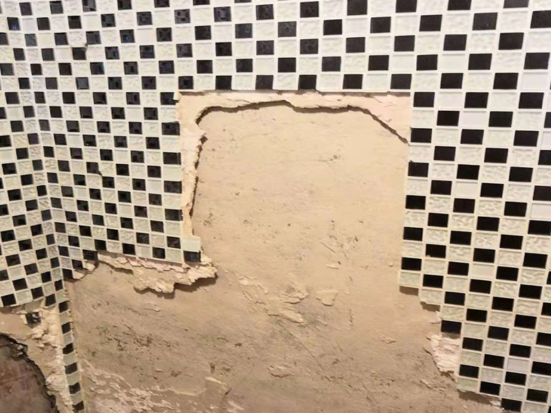 衛(wèi)生間瓷磚拆除：墻面上應(yīng)該還有些其他東西，比如掛毛巾的架子，放廚具的架子等等。先把這些物品都小心翼翼的拆下來，還原一面光潔的墻面，才好進(jìn)行拆卸工作。拆卸的時候要先從墻低的第一塊磚開始拆卸，要是直接隨便從上面那一塊拆卸，拆到一半就會擋住下面的瓷磚，讓下面的瓷磚不好拆了。墻面內(nèi)有些地方會走一些管道，有煤氣管道，有電線管道，水管，網(wǎng)線等等。要注意這些管道，不要把墻里面的管道破壞了，不然拆了瓷磚又惹了新的問題要處理。拆卸下來的瓷磚堆積在地上很不方便繼續(xù)工作，這個時候上面提到的推車就派上用場了。用推車把瓷磚運(yùn)走，清理干凈現(xiàn)場，然后繼續(xù)拆卸，直到整面的墻面都拆卸完整。