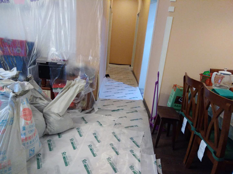 廁所下半部分拆除：首先,指揮一般裝修衛(wèi)生間墻磚拆遷,電線(xiàn)和燈具,避免后期對(duì)電器造成傷害,電路漏電,觸電,再用廁所外的插座安裝輔助用品最近,切忌使用衛(wèi)生間插座。廁所呈現(xiàn)第二,然后衛(wèi)生間的衛(wèi)浴裝修拆除。在浴室墻磚之前它將水槽,馬桶,淋浴頭。浴缸、鉤子、內(nèi)閣和供應(yīng),掃清道路。三,先拆除天花板,如果刪除第一個(gè)衛(wèi)生間墻面,可以導(dǎo)致天花板突然下降,導(dǎo)致健康工人的健康風(fēng)險(xiǎn)。終于開(kāi)始衛(wèi)生間墻壁拆遷,從下到上拆除。