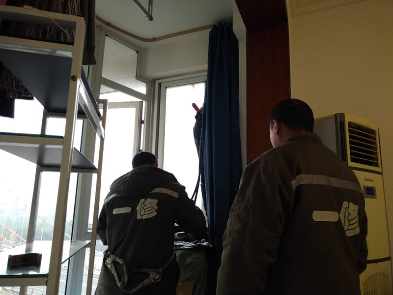 窗戶打膠維修：1、窗框與墻體固定時，先固定上框，后固定邊框，采用塑料膨脹螺栓固定。各樓層窗框安裝時均應橫向、豎向拉通線，各層水平一致，上下順直。框與洞口之間的伸縮縫內腔均采用閉孔泡沫塑料，發(fā)泡劑等彈性材料填塞，表面用密封膠密封。 2、．門窗安裝必須牢固，預埋件的數(shù)量、位置、埋設連接方法必須符合設計要求，用于固定每根增強型鋼的緊固件不得小于3個，其間距應不大于300mm，距型鋼端頭應不大于100mm；增強型鋼、緊固件及五金件除不銹鋼外，其表面均應經耐腐蝕鍍膜處理。 3、混凝土洞口應采用射釘或塑料膨脹螺栓固定；磚墻洞口應采用塑料膨脹螺栓固定，并不得固定在磚縫處；設有預埋鐵件的洞應采用焊接的方法固定，或先在預埋件上按緊固件規(guī)格打基孔，然后用緊固件固定。