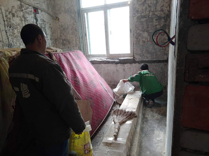 墻面刮膩子維修：1、對不同墻面的基層處理有不同的施工要求，例如現(xiàn)澆的混凝土的墻面常常會出現(xiàn)一些氣孔與鼓起的現(xiàn)象，所以要將墻面先修護平整，磨平凸起處，填補凹陷處。如果是預(yù)制混凝土墻面，其表層會有一些砂礫與疙瘩的現(xiàn)象，所以就需要專業(yè)的施工人員使用鋼絲刷把墻面整體的刷一遍，除這些雜物。 2、墻面經(jīng)過基層處理之后，墻面還是會有一些凹陷，所以就需要用到石膏膩子來補平凹陷處。注意石膏膩子在調(diào)制時，石膏、乳液還有纖維素水溶液之間的重量比約是100：5：60，調(diào)好后將石膏膩子壓實凹陷處，橫抹豎起的批刮一遍，確保墻面的平整。 3、為了把混凝土墻面上的油污清理干凈，所以需要對墻面涂刷火堿水溶液，但是需要注意涂刷時，要邊涂刷邊用清水對墻面進行清洗。如果火堿水溶液的濃度是5%，那么墻面就需要涂刷兩遍，而10%濃度的溶液，涂刷一遍就即可。 4、在刮膩子之前，墻面還需要噴刷一遍粘結(jié)劑才能進行刮膩子。需采用鋼片刮板來對墻面上下左右接錯的批刮，在刮膩子過程中一定要避免留下浮膩子以及刮痕，還要防止膩子上沾上灰塵、砂礫等雜物。 5、打磨修補批刮完第一遍膩子之后，先檢查墻面之前修補過的位置的問題是否仍然存在。沒有問題的話，待膩子完全干透之后，再用細砂紙把墻面整體的打磨一遍，再對墻面進行清理。但墻面的這些地方如果仍然存在著凹陷的現(xiàn)象，就要用膩子再一次進行修補找平了。 6、墻面批刮膩子通常都需要刮兩到三次，而且必須要等到前一遍膩子完全干透之后，才能再進行后一遍的膩子。