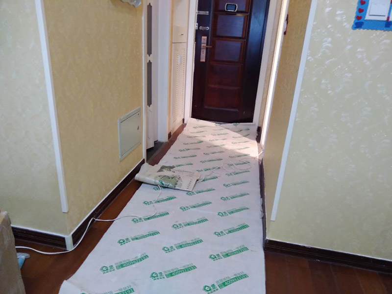 衛(wèi)生間地磚拆除：（一） 基層處理、定標(biāo)高 1、 將基層表面的浮土或砂漿鏟掉，清掃干凈，有油污時(shí)，應(yīng)用10%火堿水刷凈，并用清水沖洗干凈。 2、 根據(jù) 0.5m水平控制線和設(shè)計(jì)圖紙找出板面標(biāo)高。 （二） 彈控制線 1、 先根據(jù)排磚圖確定鋪砌的縫隙寬度。 2、 根據(jù)排磚圖及縫寬在地面上彈縱、橫控制線。注意該十字線與墻面抹灰時(shí)控制房間方正的十字線是否對(duì)應(yīng)平行，同時(shí)注意開間方向的控制線是否與走廊的縱向控制線平行，不平行時(shí)應(yīng)調(diào)整至平行。以避免在門口位置的分色磚出現(xiàn)大小頭。 （三） 鋪磚 為了找好位置和標(biāo)離，應(yīng)從門口開始，縱向先鋪2～3行磚，以此為標(biāo)筋拉縱橫水平標(biāo)高線，鋪時(shí)應(yīng)從里面向外退著作，人不得踏在剛鋪好的磚面上，每塊磚應(yīng)跟線， （四） 勾縫、擦縫 1、 勾縫：用l：l水泥細(xì)砂漿勾縫，縫內(nèi)深度宜為磚厚的1/3，要求縫內(nèi)砂漿密實(shí)、平整、光滑。