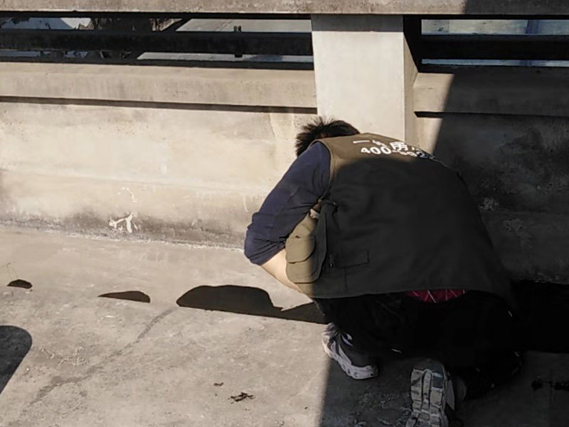 屋頂鋪設防水卷材：清理基層&mdash;&mdash;涂刷基層處理劑&mdash;&mdash;鋪貼卷材附加層(細部處理)&mdash;&mdash;熱熔鋪貼大面防水卷材&mdash;&mdash;熱熔封邊&mdash;&mdash;蓄水試驗&mdash;&mdash;保護層施工&mdash;&mdash;質量驗收。 1) 在鋪設前基材處理劑需均勻涂刷需要鋪設的所有屋面； 2) 將準備好的改性瀝青防水卷材鋪設在屋頂?shù)谋砻?，具體的尺寸根據(jù)實際的應用要求； 3) 防水膜安裝應采用氣缸式丙烷烤燈，剪裁應使用專業(yè)的切割工具。 4) 一切準備完成后將卷材放置在正確的位置，然后將其重新卷好，注意不要改變鋪設方向。 5) 點燃烤燈后對防水卷材與屋面的交接處進行高溫處理，邊加熱邊滾動卷材，使用滾輪對卷材進行碾壓，確保防水卷材與屋面完全粘合。 6) 重復操作直到卷材的整個長度牢固地粘合到表面上，鋪設完成后使用烤燈及剪裁工具對防水卷材進行熱熔封邊，確保沒有開縫的地方。 7) 最后將使用烤燈卷材末端固定在側墻上，要確保防水卷材不會受到任何損壞，同時也可以借助其他零件對卷材末端進行加固。 8) 暴露在地面以外的卷材區(qū)域應用適當?shù)姆浪暹M行保護。 9) 施工完成后須經(jīng)過24小時才能進行檢測。