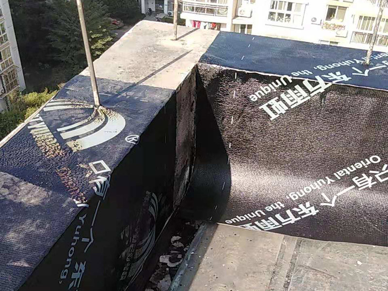 屋頂鋪設防水卷材：清理基層&mdash;&mdash;涂刷基層處理劑&mdash;&mdash;鋪貼卷材附加層(細部處理)&mdash;&mdash;熱熔鋪貼大面防水卷材&mdash;&mdash;熱熔封邊&mdash;&mdash;蓄水試驗&mdash;&mdash;保護層施工&mdash;&mdash;質量驗收。 1) 在鋪設前基材處理劑需均勻涂刷需要鋪設的所有屋面； 2) 將準備好的改性瀝青防水卷材鋪設在屋頂?shù)谋砻?，具體的尺寸根據(jù)實際的應用要求； 3) 防水膜安裝應采用氣缸式丙烷烤燈，剪裁應使用專業(yè)的切割工具。 4) 一切準備完成后將卷材放置在正確的位置，然后將其重新卷好，注意不要改變鋪設方向。 5) 點燃烤燈后對防水卷材與屋面的交接處進行高溫處理，邊加熱邊滾動卷材，使用滾輪對卷材進行碾壓，確保防水卷材與屋面完全粘合。 6) 重復操作直到卷材的整個長度牢固地粘合到表面上，鋪設完成后使用烤燈及剪裁工具對防水卷材進行熱熔封邊，確保沒有開縫的地方。 7) 最后將使用烤燈卷材末端固定在側墻上，要確保防水卷材不會受到任何損壞，同時也可以借助其他零件對卷材末端進行加固。 8) 暴露在地面以外的卷材區(qū)域應用適當?shù)姆浪暹M行保護。 9) 施工完成后須經(jīng)過24小時才能進行檢測。