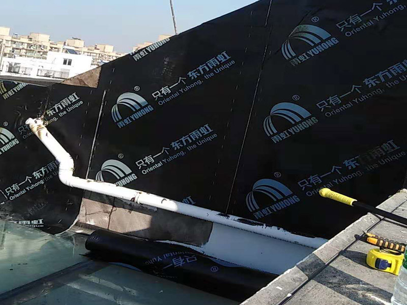 屋頂鋪設防水卷材：清理基層&mdash;&mdash;涂刷基層處理劑&mdash;&mdash;鋪貼卷材附加層(細部處理)&mdash;&mdash;熱熔鋪貼大面防水卷材&mdash;&mdash;熱熔封邊&mdash;&mdash;蓄水試驗&mdash;&mdash;保護層施工&mdash;&mdash;質量驗收。 1) 在鋪設前基材處理劑需均勻涂刷需要鋪設的所有屋面； 2) 將準備好的改性瀝青防水卷材鋪設在屋頂?shù)谋砻妫唧w的尺寸根據(jù)實際的應用要求； 3) 防水膜安裝應采用氣缸式丙烷烤燈，剪裁應使用專業(yè)的切割工具。 4) 一切準備完成后將卷材放置在正確的位置，然后將其重新卷好，注意不要改變鋪設方向。 5) 點燃烤燈后對防水卷材與屋面的交接處進行高溫處理，邊加熱邊滾動卷材，使用滾輪對卷材進行碾壓，確保防水卷材與屋面完全粘合。 6) 重復操作直到卷材的整個長度牢固地粘合到表面上，鋪設完成后使用烤燈及剪裁工具對防水卷材進行熱熔封邊，確保沒有開縫的地方。 7) 最后將使用烤燈卷材末端固定在側墻上，要確保防水卷材不會受到任何損壞，同時也可以借助其他零件對卷材末端進行加固。 8) 暴露在地面以外的卷材區(qū)域應用適當?shù)姆浪暹M行保護。 9) 施工完成后須經(jīng)過24小時才能進行檢測。