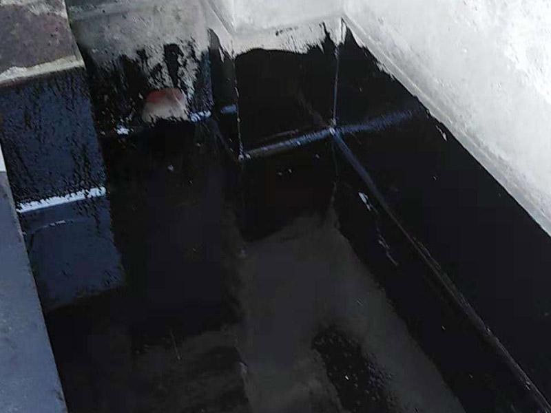 屋頂鋪設防水卷材：清理基層&mdash;&mdash;涂刷基層處理劑&mdash;&mdash;鋪貼卷材附加層(細部處理)&mdash;&mdash;熱熔鋪貼大面防水卷材&mdash;&mdash;熱熔封邊&mdash;&mdash;蓄水試驗&mdash;&mdash;保護層施工&mdash;&mdash;質量驗收。 1) 在鋪設前基材處理劑需均勻涂刷需要鋪設的所有屋面； 2) 將準備好的改性瀝青防水卷材鋪設在屋頂?shù)谋砻?，具體的尺寸根據(jù)實際的應用要求； 3) 防水膜安裝應采用氣缸式丙烷烤燈，剪裁應使用專業(yè)的切割工具。 4) 一切準備完成后將卷材放置在正確的位置，然后將其重新卷好，注意不要改變鋪設方向。 5) 點燃烤燈后對防水卷材與屋面的交接處進行高溫處理，邊加熱邊滾動卷材，使用滾輪對卷材進行碾壓，確保防水卷材與屋面完全粘合。 6) 重復操作直到卷材的整個長度牢固地粘合到表面上，鋪設完成后使用烤燈及剪裁工具對防水卷材進行熱熔封邊，確保沒有開縫的地方。 7) 最后將使用烤燈卷材末端固定在側墻上，要確保防水卷材不會受到任何損壞，同時也可以借助其他零件對卷材末端進行加固。 8) 暴露在地面以外的卷材區(qū)域應用適當?shù)姆浪暹M行保護。 9) 施工完成后須經(jīng)過24小時才能進行檢測。