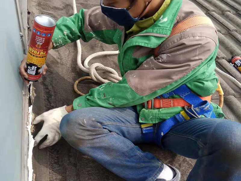 陽臺空鼓裂縫：如若墻體裂縫比較大，用刀將裂縫剮開成U形狀，用石膏粉對其進行填充（注意要比墻面稍低），再貼上玻璃布并用砂紙打磨光滑平整，最后對整體墻面刷上油漆。將水泥墻面去除，安裝一層石膏板，再做上乳膠漆。該方法能夠去除各種不規(guī)則裂縫，但是施工難度大，操作時間長！鏟掉開裂的漆膜部分并用彈性鑷子填平，刷上彈性墻面漆，注意遇到吸水性過強的基層要刷底漆。