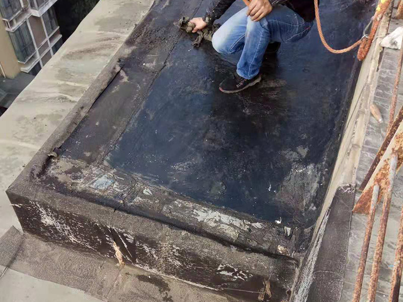 陽臺空鼓裂縫：如若墻體裂縫比較大，用刀將裂縫剮開成U形狀，用石膏粉對其進行填充（注意要比墻面稍低），再貼上玻璃布并用砂紙打磨光滑平整，最后對整體墻面刷上油漆。將水泥墻面去除，安裝一層石膏板，再做上乳膠漆。該方法能夠去除各種不規(guī)則裂縫，但是施工難度大，操作時間長！鏟掉開裂的漆膜部分并用彈性鑷子填平，刷上彈性墻面漆，注意遇到吸水性過強的基層要刷底漆。