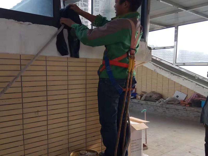 陽臺空鼓裂縫：如若墻體裂縫比較大，用刀將裂縫剮開成U形狀，用石膏粉對其進行填充（注意要比墻面稍低），再貼上玻璃布并用砂紙打磨光滑平整，最后對整體墻面刷上油漆。將水泥墻面去除，安裝一層石膏板，再做上乳膠漆。該方法能夠去除各種不規(guī)則裂縫，但是施工難度大，操作時間長！鏟掉開裂的漆膜部分并用彈性鑷子填平，刷上彈性墻面漆，注意遇到吸水性過強的基層要刷底漆。