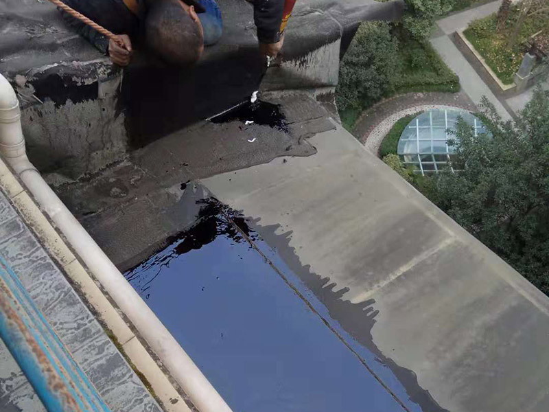 陽臺空鼓裂縫：如若墻體裂縫比較大，用刀將裂縫剮開成U形狀，用石膏粉對其進行填充（注意要比墻面稍低），再貼上玻璃布并用砂紙打磨光滑平整，最后對整體墻面刷上油漆。將水泥墻面去除，安裝一層石膏板，再做上乳膠漆。該方法能夠去除各種不規(guī)則裂縫，但是施工難度大，操作時間長！鏟掉開裂的漆膜部分并用彈性鑷子填平，刷上彈性墻面漆，注意遇到吸水性過強的基層要刷底漆。