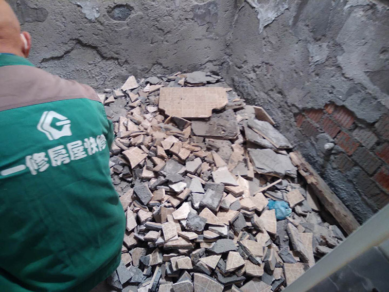 衛(wèi)生間瓷磚拆除裝袋：衛(wèi)浴用具拆除后可以對墻面瓷磚進行拆卸。拆卸一般是從墻體的下方往上方敲，從瓷磚的邊緣往里面敲，還需要根據(jù)拆卸的位置選擇適當?shù)那么u力度。  敲磚是從墻體下方開始敲，從每塊瓷磚的邊緣開始敲。如果先敲上面的瓷磚，地面堆積瓷磚較多，擋住墻體下面的瓷磚，不利于拆卸。另外，敲磚過程中，要不是對地面的瓷磚進行清理，以免瓷磚過多堆積，減慢施工進度以及造成施工意外。  由于二手房的衛(wèi)浴在之前是做了一次防水的，因此在敲磚時必須注意防水層的處理，舊的防水層一般都不打掉，在敲磚后，在原有的防水層上面，再薄薄做一層防水，以提高衛(wèi)浴的防水能力。但如果屋主需要把防水敲掉重新再做。則敲磚需要打到批土層或打到見底。  敲插座和龍頭附近的瓷磚時，要慢慢敲，小心摸清電線和水管的走向，以防損壞電線和水管。如果電線或水管已經(jīng)損壞了，要及時進行修補處理，以免留下更多后續(xù)工程。