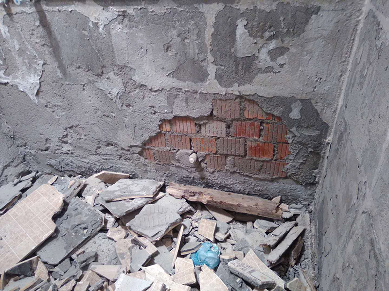 衛(wèi)生間瓷磚拆除裝袋：衛(wèi)浴用具拆除后可以對墻面瓷磚進行拆卸。拆卸一般是從墻體的下方往上方敲，從瓷磚的邊緣往里面敲，還需要根據(jù)拆卸的位置選擇適當?shù)那么u力度。  敲磚是從墻體下方開始敲，從每塊瓷磚的邊緣開始敲。如果先敲上面的瓷磚，地面堆積瓷磚較多，擋住墻體下面的瓷磚，不利于拆卸。另外，敲磚過程中，要不是對地面的瓷磚進行清理，以免瓷磚過多堆積，減慢施工進度以及造成施工意外。  由于二手房的衛(wèi)浴在之前是做了一次防水的，因此在敲磚時必須注意防水層的處理，舊的防水層一般都不打掉，在敲磚后，在原有的防水層上面，再薄薄做一層防水，以提高衛(wèi)浴的防水能力。但如果屋主需要把防水敲掉重新再做。則敲磚需要打到批土層或打到見底。  敲插座和龍頭附近的瓷磚時，要慢慢敲，小心摸清電線和水管的走向，以防損壞電線和水管。如果電線或水管已經(jīng)損壞了，要及時進行修補處理，以免留下更多后續(xù)工程。