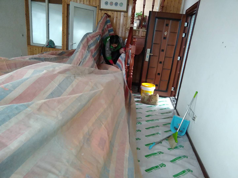 刷漆成品保護(hù)：在進(jìn)行墻面漆涂刷之前，需要先對施工區(qū)域進(jìn)行清理，如果家具、電器等物件最好搬移到別的地方。如果搬移不了的話，需要進(jìn)行成品保護(hù)，因為在施工過程中，難免會出現(xiàn)油漆掉落現(xiàn)象，這樣很容易造成污染，影響使用的美觀性。還需要進(jìn)行墻面的全面檢查，看看基層是否牢固平整。如果是舊墻出現(xiàn)漆膜脫落、開裂，需要先進(jìn)行鏟墻皮或者使用石膏來進(jìn)行裂縫的修補(bǔ)處理。做到墻面無灰塵、雜物，平整，再使用界面劑進(jìn)行墻面的涂刷，施工應(yīng)細(xì)致均勻。