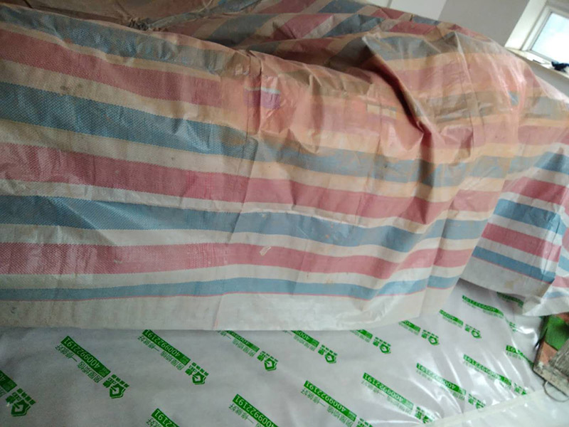 刷漆成品保護(hù)：在進(jìn)行墻面漆涂刷之前，需要先對施工區(qū)域進(jìn)行清理，如果家具、電器等物件最好搬移到別的地方。如果搬移不了的話，需要進(jìn)行成品保護(hù)，因為在施工過程中，難免會出現(xiàn)油漆掉落現(xiàn)象，這樣很容易造成污染，影響使用的美觀性。還需要進(jìn)行墻面的全面檢查，看看基層是否牢固平整。如果是舊墻出現(xiàn)漆膜脫落、開裂，需要先進(jìn)行鏟墻皮或者使用石膏來進(jìn)行裂縫的修補(bǔ)處理。做到墻面無灰塵、雜物，平整，再使用界面劑進(jìn)行墻面的涂刷，施工應(yīng)細(xì)致均勻。