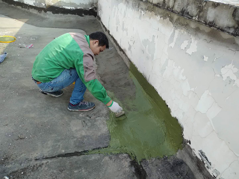 樓頂陽臺(tái)刷防水：開放式的陽臺(tái)在暴雨來臨時(shí)容易進(jìn)水，為了防止雨水進(jìn)入室內(nèi)，因此我們?cè)陉柵_(tái)裝修時(shí)，需要有一定坡度，保證水能順利流向排水孔，不會(huì)進(jìn)入房間。在暴雨天氣下，如果雨量大于地漏的排水能力時(shí)，就會(huì)在陽臺(tái)地面出現(xiàn)大量積水，容易導(dǎo)致積水進(jìn)入室內(nèi)，因此我們?cè)谶x購陽臺(tái)地漏的時(shí)，最好選擇排水量大且順暢的地漏。通常陽臺(tái)的防水層都在外層，需要受到陽光暴曬、雨水侵蝕、嚴(yán)寒酷暑等自然天氣的考驗(yàn)，如果沒有出色的性能和良好的保護(hù)措施，他的使用年限會(huì)大大縮短。因此，我們?cè)谶x購防水材料時(shí)，需要選擇強(qiáng)度高、耐老化的防水涂料。