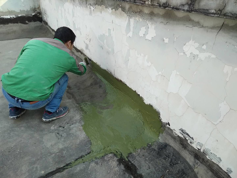 樓頂陽臺(tái)刷防水：開放式的陽臺(tái)在暴雨來臨時(shí)容易進(jìn)水，為了防止雨水進(jìn)入室內(nèi)，因此我們?cè)陉柵_(tái)裝修時(shí)，需要有一定坡度，保證水能順利流向排水孔，不會(huì)進(jìn)入房間。在暴雨天氣下，如果雨量大于地漏的排水能力時(shí)，就會(huì)在陽臺(tái)地面出現(xiàn)大量積水，容易導(dǎo)致積水進(jìn)入室內(nèi)，因此我們?cè)谶x購陽臺(tái)地漏的時(shí)，最好選擇排水量大且順暢的地漏。通常陽臺(tái)的防水層都在外層，需要受到陽光暴曬、雨水侵蝕、嚴(yán)寒酷暑等自然天氣的考驗(yàn)，如果沒有出色的性能和良好的保護(hù)措施，他的使用年限會(huì)大大縮短。因此，我們?cè)谶x購防水材料時(shí)，需要選擇強(qiáng)度高、耐老化的防水涂料。