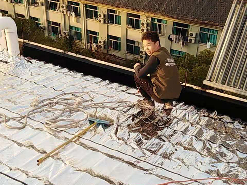 屋頂防水案例：1．在干燥基面上施工防水涂料前應先濕潤基面至無明水為準，若基面潮濕但無明水可直接施工。 2．按配比先將防水漿料乳液倒入拌料桶中，然后再將粉料倒入，充分攪拌至均勻、無料粒糊狀，靜置十分鐘后再攪拌一下，效果更佳。 3．用毛刷或滾刷直接將膠漿涂刷在基面上，待第一層完全干透后（約2小時或手擦不粘為準），再涂刷第二遍，兩遍的涂刷方向應交錯。 4．在操作進程中應保持間斷性攪拌以防止膠漿沉淀。 5．待防水層完全干固后，方可在其上面做砂漿保護層或其它覆蓋層。
