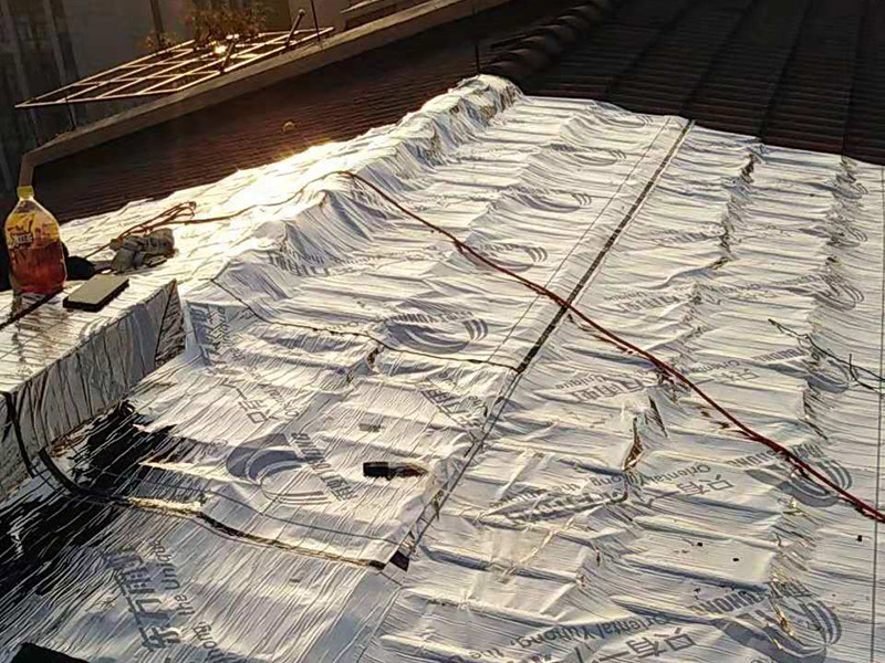 屋頂防水案例：1．在干燥基面上施工防水涂料前應先濕潤基面至無明水為準，若基面潮濕但無明水可直接施工。 2．按配比先將防水漿料乳液倒入拌料桶中，然后再將粉料倒入，充分攪拌至均勻、無料粒糊狀，靜置十分鐘后再攪拌一下，效果更佳。 3．用毛刷或滾刷直接將膠漿涂刷在基面上，待第一層完全干透后（約2小時或手擦不粘為準），再涂刷第二遍，兩遍的涂刷方向應交錯。 4．在操作進程中應保持間斷性攪拌以防止膠漿沉淀。 5．待防水層完全干固后，方可在其上面做砂漿保護層或其它覆蓋層。