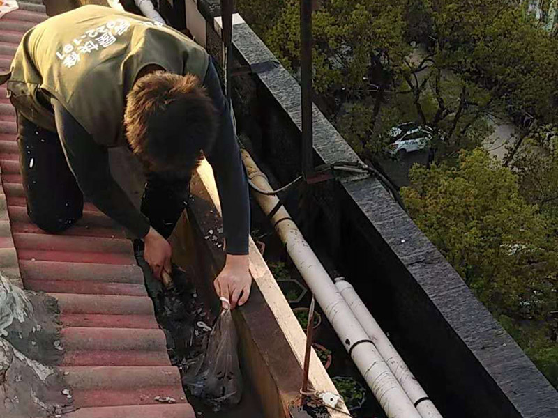 屋頂防水案例：1．在干燥基面上施工防水涂料前應先濕潤基面至無明水為準，若基面潮濕但無明水可直接施工。 2．按配比先將防水漿料乳液倒入拌料桶中，然后再將粉料倒入，充分攪拌至均勻、無料粒糊狀，靜置十分鐘后再攪拌一下，效果更佳。 3．用毛刷或滾刷直接將膠漿涂刷在基面上，待第一層完全干透后（約2小時或手擦不粘為準），再涂刷第二遍，兩遍的涂刷方向應交錯。 4．在操作進程中應保持間斷性攪拌以防止膠漿沉淀。 5．待防水層完全干固后，方可在其上面做砂漿保護層或其它覆蓋層。