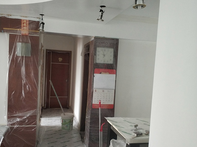 墻面翻新，地面保護(hù)：為了避免施工中磕碰到業(yè)主的家俱等物件，特地將這些物件搬到房屋中間。很快房間內(nèi)可以搬動(dòng)的物件，就都搬到了房屋的中間位置。為了避免涂料意外滴上，包上了保護(hù)膜。在鏟除舊墻面時(shí)還會(huì)留心用小托盤(pán)接住，以免弄臟業(yè)主家的地面。將踢腳線等與墻面接觸的位置及地面做好遮蔽，以免將涂料碰到木器上。 墻面應(yīng)先除掉浮灰，鏟除起砂翹皮的位置;對(duì)油污的位置，應(yīng)先將原有涂層鏟掉，不能鏟掉的要徹底清洗干凈。選用顆粒細(xì)度較大和質(zhì)地較硬的膩?zhàn)庸蝺?，底漆必須要刷勻，保證墻面每個(gè)地方都刷到，如果墻面吃漆量較多，底漆最好適當(dāng)?shù)募右稽c(diǎn)水，以保證可以涂刷均勻。這里上漆的量就是通常上的上漆工作了，不能加過(guò)量的水，會(huì)對(duì)漆膜厚度、手感和漆膜的硬度等產(chǎn)生影響。