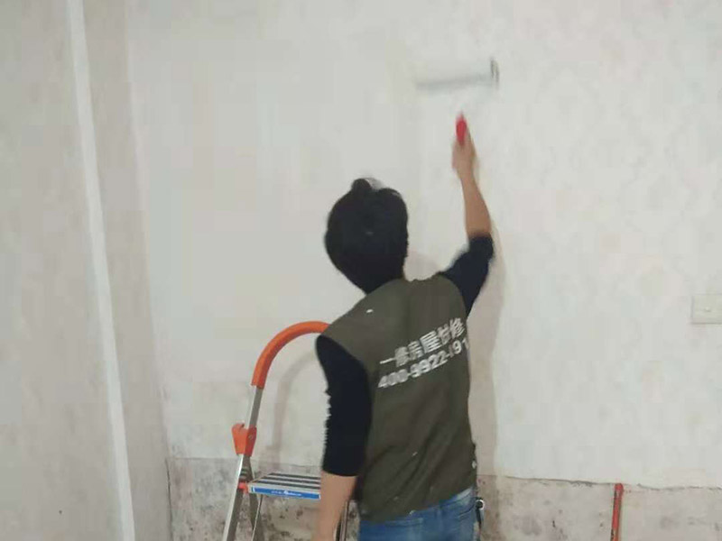 墻面滾漆：毛坯的墻體或者已經(jīng)做好1道膩子層的房子，基層要求基層必須平整堅固。不得有粉化、起砂、空鼓、脫落等現(xiàn)象?；鶎硬黄胶涂油菝鎽?yīng)該配套膩子刮平。陰陽角必須通過彈墨線來找垂直的鋁通來衡量水平垂直的整度。后一遍膩子應(yīng)在前一遍膩子完全干后方能施工。 刮膩子后，總有些高低不平，或者基層不是很平整的面。這個時候，需要砂紙出動，進行手工的打磨，修復(fù)。中間還可以用太陽燈照明，便于檢查平整度。再用砂紙打磨，不斷的完善。最后就可以進行滾的作業(yè)，相對而言，這是性價比較高的施工方式。輥涂時，為避免輥子痕跡，搭接寬度為毛輥長度的1/4，一般輥涂兩遍，夏季其間隔應(yīng)2小時以上，冬季可能需要多點時間。