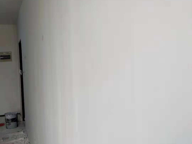 墻面刷面漆：在正式開(kāi)工之前，還需要進(jìn)行墻面的全面檢查，看看基層是否牢固平整。如果是舊墻出現(xiàn)漆膜脫落、開(kāi)裂，需要先進(jìn)行鏟墻皮或者使用石膏來(lái)進(jìn)行裂縫的修補(bǔ)處理。做到墻面無(wú)灰塵、雜物，平整，再使用界面劑進(jìn)行墻面的涂刷，施工應(yīng)細(xì)致均勻。接著就需要進(jìn)行刮膩?zhàn)?，將墻面進(jìn)行找平，這道工序一般涂刷兩遍膩?zhàn)?，不過(guò)需要看實(shí)際情況來(lái)定。在進(jìn)行第一遍膩?zhàn)油抗魏?，需要自然晾干，再?lái)打磨，最后才是進(jìn)行第二道膩?zhàn)油抗巍Ｔ谑┕ぶ?，需要注意刮刀力度?yīng)一致，才能讓膩?zhàn)雍穸染鶆?。先是進(jìn)行底漆的涂刷，這樣做的目的是為了增加面漆的粘結(jié)度。完全干燥后，則可以進(jìn)行面漆的涂刷施工了。在涂刷前，需要將面漆調(diào)配好，讓顏色一致，這樣涂刷的時(shí)候，墻面色澤才能一致。但需要注意的是滾筒施工時(shí)，速度應(yīng)保持一致，這樣漆面才能細(xì)膩平滑。