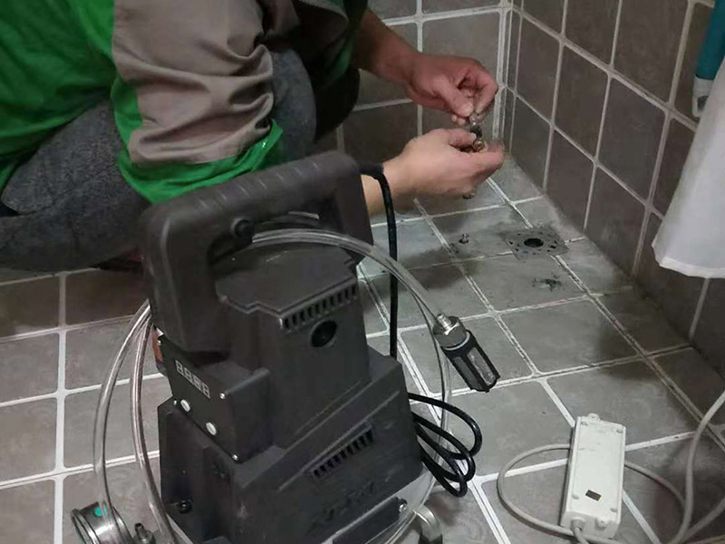 衛(wèi)生間地面注漿防水：注漿堵漏注漿堵漏之清理:詳細(xì)檢查、分析滲漏情況，確定灌漿孔位置及間距。清理干凈需要施工的區(qū)域，鑿除砼表面析出物，確保表面干凈。 注漿堵漏之鉆孔:使用鉆孔工具沿孔洞四周鉆泄壓孔，鉆頭直徑為14mm,鉆孔角度宜≦45°，鉆孔深度≦結(jié)構(gòu)厚度的2/3，鉆孔必須斜穿過主漏水孔。墻面慢滲則分別在滲水面鉆梅花孔。用清洗機(jī)沖洗灌漿孔，直至灌漿孔出水清澈則可進(jìn)行下一步工作。 注漿堵漏之埋嘴:觀察主漏水孔的壓力，水流不急壓力不大時(shí)可用快干堵漏劑埋注灌漿止水針頭。當(dāng)結(jié)構(gòu)達(dá)到一定的強(qiáng)度沒有滲漏時(shí)，其它泄水孔分別安裝膨脹止水針頭，用專用內(nèi)六角扳手?jǐn)Q緊，使灌漿嘴周圍與鉆孔之間無空隙，不漏水。單孔逐一連續(xù)進(jìn)行。當(dāng)相鄰孔開始出漿后，保持壓力3~5分鐘，即可停止本孔灌漿，改注相鄰灌漿孔。 待所有的孔都灌完后，回到先前靠前個(gè)灌漿孔，再次灌漿以保證壓力較大化。
