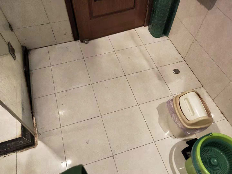 衛(wèi)生間地面注漿防水：注漿堵漏注漿堵漏之清理:詳細(xì)檢查、分析滲漏情況，確定灌漿孔位置及間距。清理干凈需要施工的區(qū)域，鑿除砼表面析出物，確保表面干凈。 注漿堵漏之鉆孔:使用鉆孔工具沿孔洞四周鉆泄壓孔，鉆頭直徑為14mm,鉆孔角度宜≦45°，鉆孔深度≦結(jié)構(gòu)厚度的2/3，鉆孔必須斜穿過主漏水孔。墻面慢滲則分別在滲水面鉆梅花孔。用清洗機(jī)沖洗灌漿孔，直至灌漿孔出水清澈則可進(jìn)行下一步工作。 注漿堵漏之埋嘴:觀察主漏水孔的壓力，水流不急壓力不大時(shí)可用快干堵漏劑埋注灌漿止水針頭。當(dāng)結(jié)構(gòu)達(dá)到一定的強(qiáng)度沒有滲漏時(shí)，其它泄水孔分別安裝膨脹止水針頭，用專用內(nèi)六角扳手?jǐn)Q緊，使灌漿嘴周圍與鉆孔之間無空隙，不漏水。單孔逐一連續(xù)進(jìn)行。當(dāng)相鄰孔開始出漿后，保持壓力3~5分鐘，即可停止本孔灌漿，改注相鄰灌漿孔。 待所有的孔都灌完后，回到先前靠前個(gè)灌漿孔，再次灌漿以保證壓力較大化。