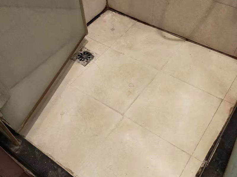 衛(wèi)生間地面注漿防水：注漿堵漏注漿堵漏之清理:詳細(xì)檢查、分析滲漏情況，確定灌漿孔位置及間距。清理干凈需要施工的區(qū)域，鑿除砼表面析出物，確保表面干凈。 注漿堵漏之鉆孔:使用鉆孔工具沿孔洞四周鉆泄壓孔，鉆頭直徑為14mm,鉆孔角度宜≦45°，鉆孔深度≦結(jié)構(gòu)厚度的2/3，鉆孔必須斜穿過主漏水孔。墻面慢滲則分別在滲水面鉆梅花孔。用清洗機(jī)沖洗灌漿孔，直至灌漿孔出水清澈則可進(jìn)行下一步工作。 注漿堵漏之埋嘴:觀察主漏水孔的壓力，水流不急壓力不大時(shí)可用快干堵漏劑埋注灌漿止水針頭。當(dāng)結(jié)構(gòu)達(dá)到一定的強(qiáng)度沒有滲漏時(shí)，其它泄水孔分別安裝膨脹止水針頭，用專用內(nèi)六角扳手?jǐn)Q緊，使灌漿嘴周圍與鉆孔之間無空隙，不漏水。單孔逐一連續(xù)進(jìn)行。當(dāng)相鄰孔開始出漿后，保持壓力3~5分鐘，即可停止本孔灌漿，改注相鄰灌漿孔。 待所有的孔都灌完后，回到先前靠前個(gè)灌漿孔，再次灌漿以保證壓力較大化。