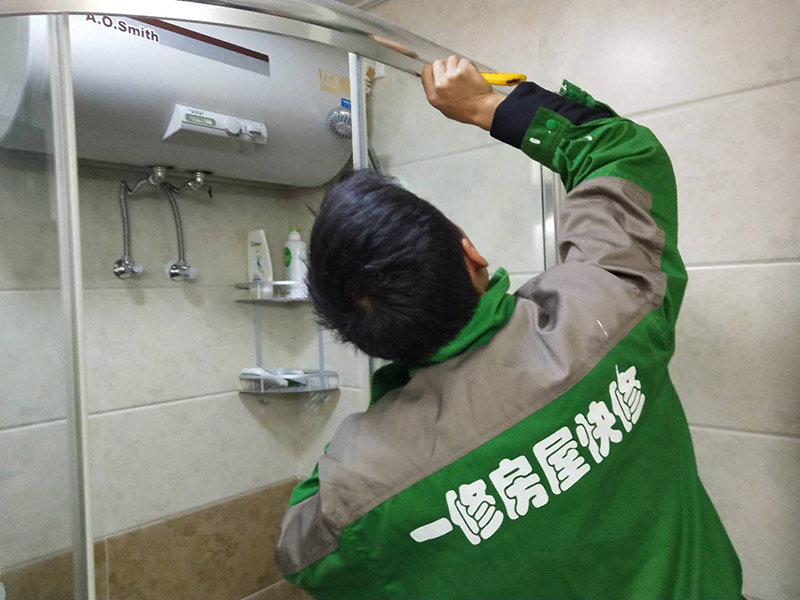 衛(wèi)生間瓷磚淋浴房打膠：首先找到淋浴房要打膠的位置，先清除舊膠的殘留物，然后對打膠部分進行清理，不要用水，盡量是干式清理。開始進行打膠，從角落開始，沿著這條邊進行按壓膠槍，膠水不需要太多，打的太多都是浪費。從頭到尾進行抹平，讓膠水充分融入縫隙中，而且膠水的外形也比較美觀。特別是兩個角上，要向上延伸，兩邊角落處可稍微多打一些膠，這樣就完成了。