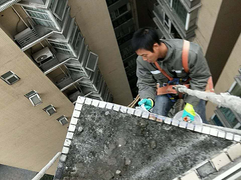 外墻高空維修：1、目前外墻粉刷主要有兩種方式：吊板方式和吊籃方式。 2、吊板方式是用吊繩、吊板將人吊到工作位置進(jìn)行清洗。一般的大樓都可以用這種方式進(jìn)行清洗，但是這種方式的操作必須使安全措施到位，否則危險(xiǎn)性很大，造成傷亡事故的都是因安全措施不到位造成的。 3、對(duì)于無(wú)承載能力、疏松、起皮的舊涂層，應(yīng)連同膩?zhàn)訌氐诅P除，洗凈且干燥后再用膩?zhàn)诱移?。?duì)于輕度粉化但牢固的舊涂層打磨平整后用封底漆底涂即可。嚴(yán)重粉化的舊涂層應(yīng)事先徹底清洗，舊的油性涂料應(yīng)完全去除。