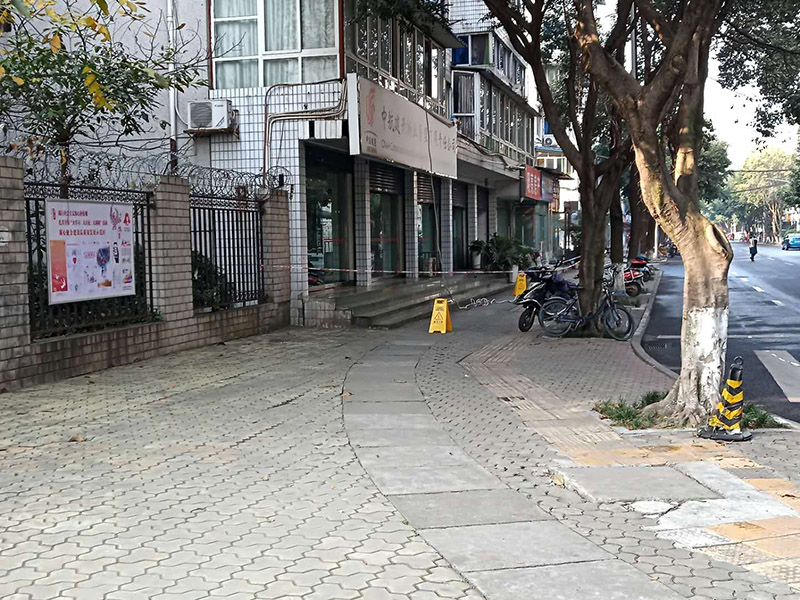 外墻高空維修：1、目前外墻粉刷主要有兩種方式：吊板方式和吊籃方式。 2、吊板方式是用吊繩、吊板將人吊到工作位置進(jìn)行清洗。一般的大樓都可以用這種方式進(jìn)行清洗，但是這種方式的操作必須使安全措施到位，否則危險(xiǎn)性很大，造成傷亡事故的都是因安全措施不到位造成的。 3、對(duì)于無(wú)承載能力、疏松、起皮的舊涂層，應(yīng)連同膩?zhàn)訌氐诅P除，洗凈且干燥后再用膩?zhàn)诱移?。?duì)于輕度粉化但牢固的舊涂層打磨平整后用封底漆底涂即可。嚴(yán)重粉化的舊涂層應(yīng)事先徹底清洗，舊的油性涂料應(yīng)完全去除。