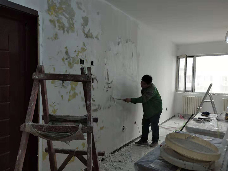 客廳墻面改造：在施工之前，首先要對(duì)墻面進(jìn)行清理，確?；鶎拥钠秸饣⒒鶎颖砻孢M(jìn)行完全清除，做到墻面無(wú)灰塵，再進(jìn)行界面劑的施工，涂刷厚度應(yīng)均勻，這樣做的目的是將基層完全密閉住，同時(shí)增加著附力。然后對(duì)墻面進(jìn)行找平處理，可以通過(guò)專門檢測(cè)工具來(lái)進(jìn)行平整度的確定，如果存在不平的地方，應(yīng)使用石膏來(lái)進(jìn)行補(bǔ)平。然后在進(jìn)行刮膩?zhàn)拥氖┕げ襟E，一般刮完兩遍即可，如果不太平整的區(qū)域需要多刮幾次，每次膩?zhàn)邮┕?，?yīng)進(jìn)行充分的間隔。當(dāng)膩?zhàn)庸魏煤螅又托枰M(jìn)行油漆的施工，最先上底漆，目的主要是提高墻面的防水防潮性，還增加面漆的粘結(jié)效果。等墻面完全干透后，還需進(jìn)行打磨的處理，使用細(xì)砂紙將墻面一一打磨，這樣會(huì)讓墻面看起來(lái)更平滑。在施工中，可以用手觸摸，感受下墻面的光滑感。