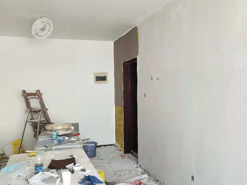 客廳墻面改造：在施工之前，首先要對(duì)墻面進(jìn)行清理，確?；鶎拥钠秸饣?。將基層表面進(jìn)行完全清除，做到墻面無(wú)灰塵，再進(jìn)行界面劑的施工，涂刷厚度應(yīng)均勻，這樣做的目的是將基層完全密閉住，同時(shí)增加著附力。然后對(duì)墻面進(jìn)行找平處理，可以通過(guò)專門檢測(cè)工具來(lái)進(jìn)行平整度的確定，如果存在不平的地方，應(yīng)使用石膏來(lái)進(jìn)行補(bǔ)平。然后在進(jìn)行刮膩?zhàn)拥氖┕げ襟E，一般刮完兩遍即可，如果不太平整的區(qū)域需要多刮幾次，每次膩?zhàn)邮┕?，?yīng)進(jìn)行充分的間隔。當(dāng)膩?zhàn)庸魏煤?，接著就需要進(jìn)行油漆的施工，最先上底漆，目的主要是提高墻面的防水防潮性，還增加面漆的粘結(jié)效果。等墻面完全干透后，還需進(jìn)行打磨的處理，使用細(xì)砂紙將墻面一一打磨，這樣會(huì)讓墻面看起來(lái)更平滑。在施工中，可以用手觸摸，感受下墻面的光滑感。