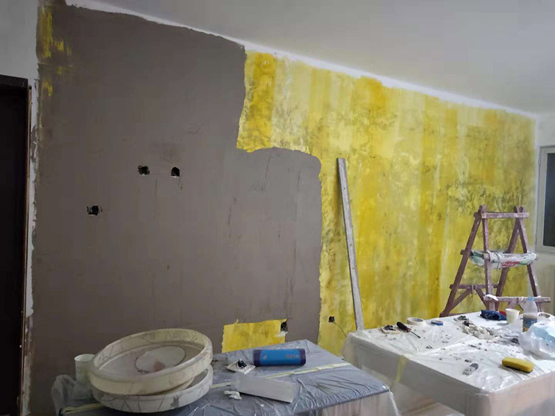 客廳墻面改造：在施工之前，首先要對(duì)墻面進(jìn)行清理，確?；鶎拥钠秸饣?。將基層表面進(jìn)行完全清除，做到墻面無(wú)灰塵，再進(jìn)行界面劑的施工，涂刷厚度應(yīng)均勻，這樣做的目的是將基層完全密閉住，同時(shí)增加著附力。然后對(duì)墻面進(jìn)行找平處理，可以通過(guò)專門檢測(cè)工具來(lái)進(jìn)行平整度的確定，如果存在不平的地方，應(yīng)使用石膏來(lái)進(jìn)行補(bǔ)平。然后在進(jìn)行刮膩?zhàn)拥氖┕げ襟E，一般刮完兩遍即可，如果不太平整的區(qū)域需要多刮幾次，每次膩?zhàn)邮┕?，?yīng)進(jìn)行充分的間隔。當(dāng)膩?zhàn)庸魏煤?，接著就需要進(jìn)行油漆的施工，最先上底漆，目的主要是提高墻面的防水防潮性，還增加面漆的粘結(jié)效果。等墻面完全干透后，還需進(jìn)行打磨的處理，使用細(xì)砂紙將墻面一一打磨，這樣會(huì)讓墻面看起來(lái)更平滑。在施工中，可以用手觸摸，感受下墻面的光滑感。