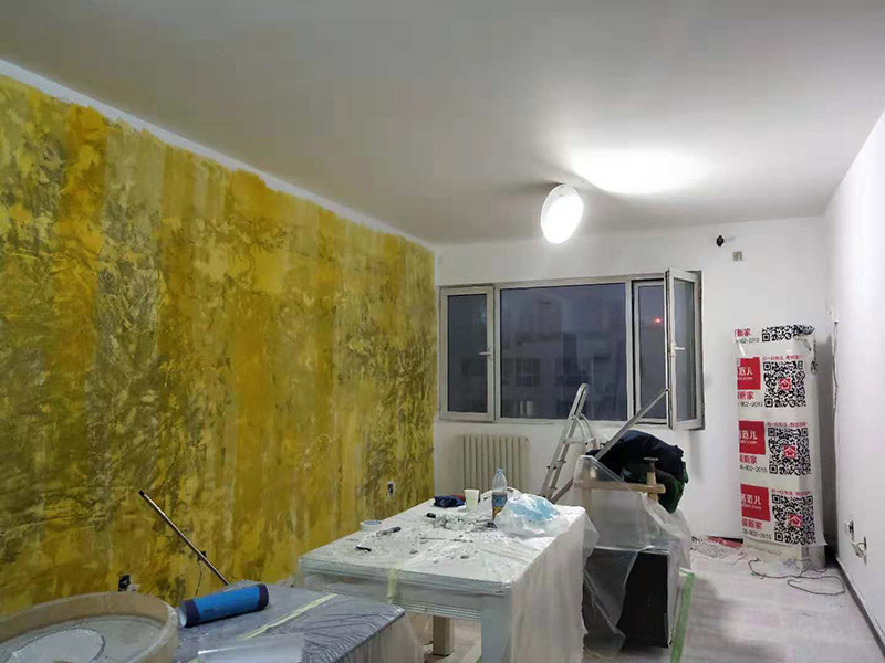 客廳墻面改造：在施工之前，首先要對(duì)墻面進(jìn)行清理，確保基層的平整光滑。將基層表面進(jìn)行完全清除，做到墻面無(wú)灰塵，再進(jìn)行界面劑的施工，涂刷厚度應(yīng)均勻，這樣做的目的是將基層完全密閉住，同時(shí)增加著附力。然后對(duì)墻面進(jìn)行找平處理，可以通過(guò)專門檢測(cè)工具來(lái)進(jìn)行平整度的確定，如果存在不平的地方，應(yīng)使用石膏來(lái)進(jìn)行補(bǔ)平。然后在進(jìn)行刮膩?zhàn)拥氖┕げ襟E，一般刮完兩遍即可，如果不太平整的區(qū)域需要多刮幾次，每次膩?zhàn)邮┕?，?yīng)進(jìn)行充分的間隔。當(dāng)膩?zhàn)庸魏煤?，接著就需要進(jìn)行油漆的施工，最先上底漆，目的主要是提高墻面的防水防潮性，還增加面漆的粘結(jié)效果。等墻面完全干透后，還需進(jìn)行打磨的處理，使用細(xì)砂紙將墻面一一打磨，這樣會(huì)讓墻面看起來(lái)更平滑。在施工中，可以用手觸摸，感受下墻面的光滑感。