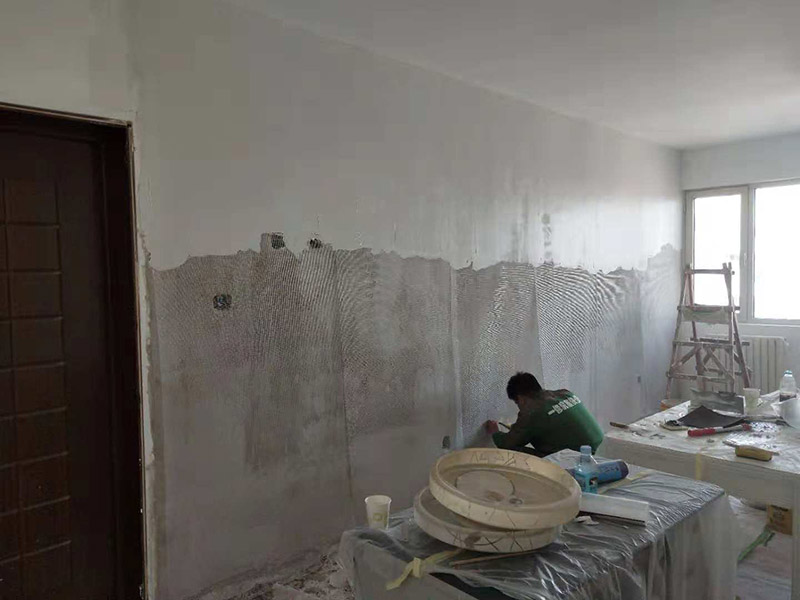 客廳墻面改造：在施工之前，首先要對(duì)墻面進(jìn)行清理，確?；鶎拥钠秸饣?。將基層表面進(jìn)行完全清除，做到墻面無(wú)灰塵，再進(jìn)行界面劑的施工，涂刷厚度應(yīng)均勻，這樣做的目的是將基層完全密閉住，同時(shí)增加著附力。然后對(duì)墻面進(jìn)行找平處理，可以通過(guò)專門檢測(cè)工具來(lái)進(jìn)行平整度的確定，如果存在不平的地方，應(yīng)使用石膏來(lái)進(jìn)行補(bǔ)平。然后在進(jìn)行刮膩?zhàn)拥氖┕げ襟E，一般刮完兩遍即可，如果不太平整的區(qū)域需要多刮幾次，每次膩?zhàn)邮┕?，?yīng)進(jìn)行充分的間隔。當(dāng)膩?zhàn)庸魏煤?，接著就需要進(jìn)行油漆的施工，最先上底漆，目的主要是提高墻面的防水防潮性，還增加面漆的粘結(jié)效果。等墻面完全干透后，還需進(jìn)行打磨的處理，使用細(xì)砂紙將墻面一一打磨，這樣會(huì)讓墻面看起來(lái)更平滑。在施工中，可以用手觸摸，感受下墻面的光滑感。