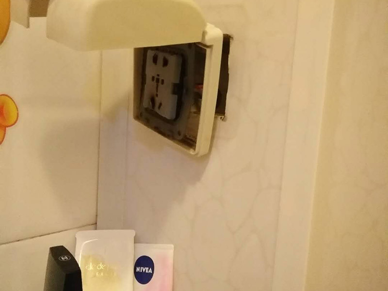 浴室插座熱水器維修：首先，我們要先看看漏電保護(hù)器上的指示燈是否亮著，這是電熱水器維修中的第一步。如果家里的電熱水器沒有安裝漏電保護(hù)開關(guān)，就要注意查看熱水器機(jī)殼上的指示燈，如果燈沒亮，可能就是電源的電壓沒有輸出，或者是漏電保護(hù)器壞了。如果燈是亮著的，可以用螺絲釘打開熱水器的蓋子，檢查內(nèi)部結(jié)構(gòu)是否出現(xiàn)故障。熱水器作為用電功率比較大的電器，有時(shí)候連接電線會(huì)比較容易老化或者是戎毀，當(dāng)確定上面的維修步驟中都沒發(fā)現(xiàn)任何問題時(shí)，就要注意檢查是不是連接線端子和接頭有沒有被燒毀，發(fā)現(xiàn)之后要立即更換新的連接線，確保電熱水器正常工作。