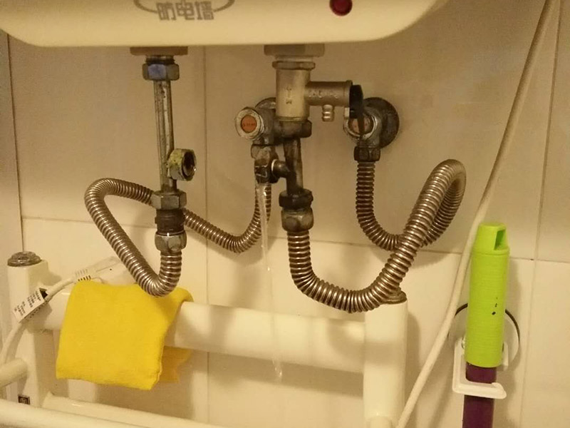 浴室插座熱水器維修：首先，我們要先看看漏電保護(hù)器上的指示燈是否亮著，這是電熱水器維修中的第一步。如果家里的電熱水器沒有安裝漏電保護(hù)開關(guān)，就要注意查看熱水器機(jī)殼上的指示燈，如果燈沒亮，可能就是電源的電壓沒有輸出，或者是漏電保護(hù)器壞了。如果燈是亮著的，可以用螺絲釘打開熱水器的蓋子，檢查內(nèi)部結(jié)構(gòu)是否出現(xiàn)故障。熱水器作為用電功率比較大的電器，有時(shí)候連接電線會(huì)比較容易老化或者是戎毀，當(dāng)確定上面的維修步驟中都沒發(fā)現(xiàn)任何問題時(shí)，就要注意檢查是不是連接線端子和接頭有沒有被燒毀，發(fā)現(xiàn)之后要立即更換新的連接線，確保電熱水器正常工作。