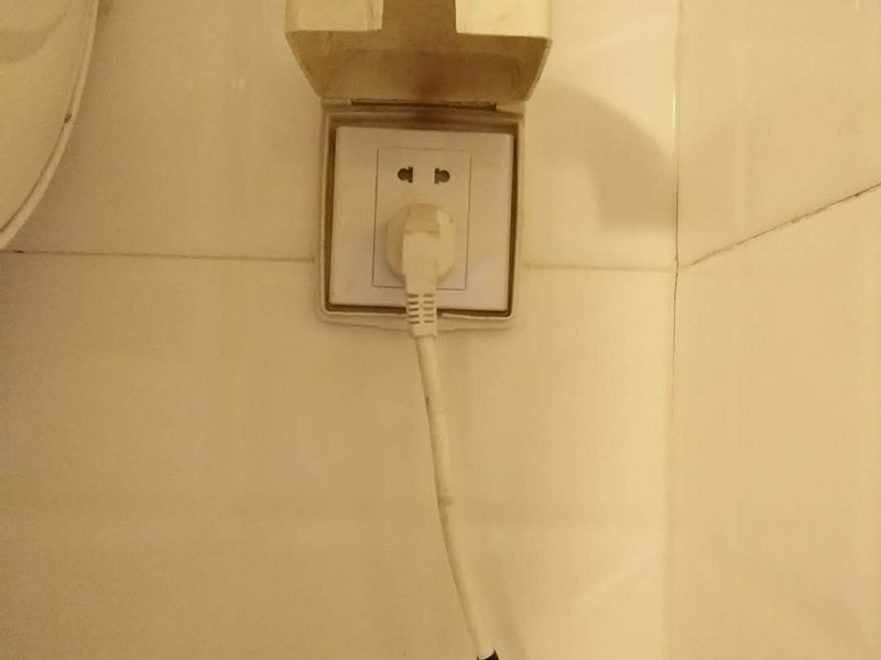 浴室插座熱水器維修：首先，我們要先看看漏電保護(hù)器上的指示燈是否亮著，這是電熱水器維修中的第一步。如果家里的電熱水器沒有安裝漏電保護(hù)開關(guān)，就要注意查看熱水器機(jī)殼上的指示燈，如果燈沒亮，可能就是電源的電壓沒有輸出，或者是漏電保護(hù)器壞了。如果燈是亮著的，可以用螺絲釘打開熱水器的蓋子，檢查內(nèi)部結(jié)構(gòu)是否出現(xiàn)故障。熱水器作為用電功率比較大的電器，有時(shí)候連接電線會(huì)比較容易老化或者是戎毀，當(dāng)確定上面的維修步驟中都沒發(fā)現(xiàn)任何問題時(shí)，就要注意檢查是不是連接線端子和接頭有沒有被燒毀，發(fā)現(xiàn)之后要立即更換新的連接線，確保電熱水器正常工作。