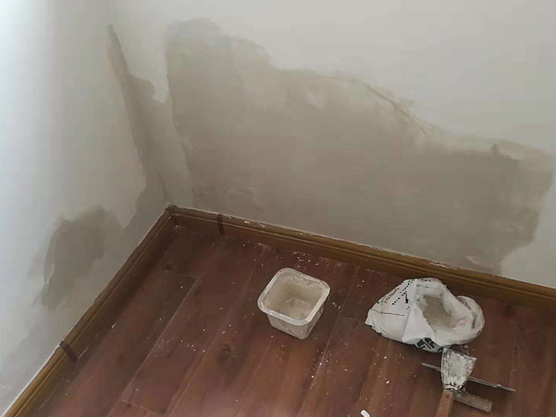 墻面局部維修：在進行墻面局部翻新前，墻面基底處理一定要做好,對于粉化嚴重的要進行鏟除,再抹上一層白水泥。對于原來墻面過于光滑的，要進行打磨處理,對于粘結(jié)不牢的表皮要進行祛除，便于涂層材料與墻體表面的結(jié)合。 墻面底漆的涂刷是為了抗堿防潮、封固基材同時對于面漆的質(zhì)感與遮蓋力也有所提高。對于墻面局部翻新工程，底漆是十分必要的,如果忽略了刷底漆，直接使用面漆的話,一段時間后墻面容易出現(xiàn)起泡、發(fā)霉等現(xiàn)象。