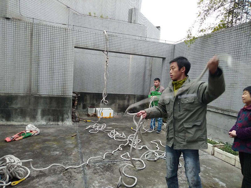 窗戶打膠高空作業(yè)： 1、從事高處作業(yè)的人員必須持證上崗，并認(rèn)真遵守安全施工規(guī)定，衣著要靈活，禁止穿硬底和帶釘易滑的鞋。 2、從事高處作業(yè)人員應(yīng)每年進行一次體檢，患有心臟病、高血壓、精神病、癲癇病者不準(zhǔn)從事高空作業(yè)。 3、高處作業(yè)要設(shè)防護欄桿，支持安全網(wǎng)和安裝防護門，操作人員要系安全帶。 4、高處作業(yè)物料要堆放平穩(wěn)，不可放置在臨邊和洞口附進、凡有墜落可能的，要及時撤出或固定以防跌落傷人。 5、發(fā)現(xiàn)安全設(shè)施有缺陷或隱患，應(yīng)及時報告處理，對危及人身安全的，必須停止施工，消險后再進行高處作業(yè)。 6、任何人不允許移動和擅自拆除安全標(biāo)志，確實因工作需要須經(jīng)工長批準(zhǔn)后移動和拆除，之后重新安裝好。 7、冬季施工要采取可靠的防滑、防寒、防凍、防是毒、防火安全措施。 8、高呼上作業(yè)安全設(shè)施要經(jīng)常檢查，處于良好狀態(tài)。 梯子不得缺檔，不得墊高使用，橫檔間距以30mm為宜，使用時上端要扎牢，下端采取防滑措施，禁止二人同在梯上作業(yè)，如接長使用，應(yīng)綁扎牢固。在通道處使用梯子，應(yīng)有人監(jiān)護或設(shè)置圍欄。 9、在進行高處作業(yè)時，應(yīng)結(jié)合工程特點，相應(yīng)地制定各種安全防護技術(shù)措施。 10、每個工程項目在編制施工組織設(shè)計和施工方案時，要列入該項目所涉及到高處作業(yè)的各項安全技術(shù)措施，并盡量采取地面作業(yè)，減少各種高處作業(yè)。等等