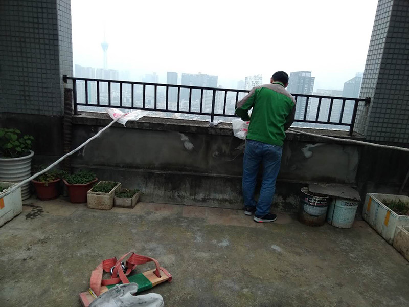 窗戶打膠高空作業(yè)： 1、從事高處作業(yè)的人員必須持證上崗，并認(rèn)真遵守安全施工規(guī)定，衣著要靈活，禁止穿硬底和帶釘易滑的鞋。 2、從事高處作業(yè)人員應(yīng)每年進行一次體檢，患有心臟病、高血壓、精神病、癲癇病者不準(zhǔn)從事高空作業(yè)。 3、高處作業(yè)要設(shè)防護欄桿，支持安全網(wǎng)和安裝防護門，操作人員要系安全帶。 4、高處作業(yè)物料要堆放平穩(wěn)，不可放置在臨邊和洞口附進、凡有墜落可能的，要及時撤出或固定以防跌落傷人。 5、發(fā)現(xiàn)安全設(shè)施有缺陷或隱患，應(yīng)及時報告處理，對危及人身安全的，必須停止施工，消險后再進行高處作業(yè)。 6、任何人不允許移動和擅自拆除安全標(biāo)志，確實因工作需要須經(jīng)工長批準(zhǔn)后移動和拆除，之后重新安裝好。 7、冬季施工要采取可靠的防滑、防寒、防凍、防是毒、防火安全措施。 8、高呼上作業(yè)安全設(shè)施要經(jīng)常檢查，處于良好狀態(tài)。 梯子不得缺檔，不得墊高使用，橫檔間距以30mm為宜，使用時上端要扎牢，下端采取防滑措施，禁止二人同在梯上作業(yè)，如接長使用，應(yīng)綁扎牢固。在通道處使用梯子，應(yīng)有人監(jiān)護或設(shè)置圍欄。 9、在進行高處作業(yè)時，應(yīng)結(jié)合工程特點，相應(yīng)地制定各種安全防護技術(shù)措施。 10、每個工程項目在編制施工組織設(shè)計和施工方案時，要列入該項目所涉及到高處作業(yè)的各項安全技術(shù)措施，并盡量采取地面作業(yè)，減少各種高處作業(yè)。等等