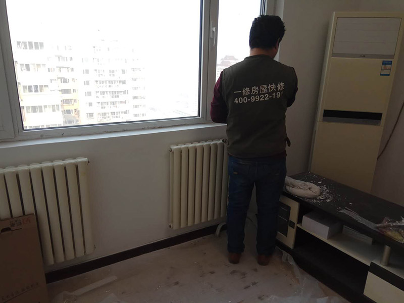 局部乳膠漆修補(bǔ)：內(nèi)墻粉刷：檢查、成品保護(hù)、封固層施工、厚找平施工、精找平施工、底漆施工、面漆施工、完工檢查。 毛胚墻基層必須平整，陰陽角、墻面要進(jìn)行檢查，第一遍膩?zhàn)痈赏覆拍苁┕?，要選擇袋裝粉狀加水使用的成品膩?zhàn)印?乳膠漆施工：輥涂難度低、性價(jià)比高。噴涂效果好、廢料、成本高、不宜修補(bǔ)；刷涂省料、費(fèi)時(shí)、不宜大面積施工。