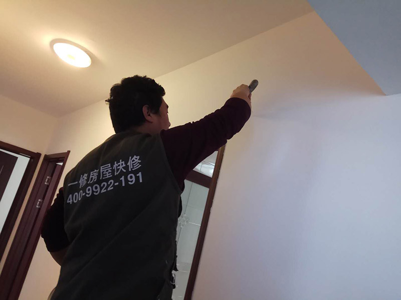 局部乳膠漆修補(bǔ)：內(nèi)墻粉刷：檢查、成品保護(hù)、封固層施工、厚找平施工、精找平施工、底漆施工、面漆施工、完工檢查。 毛胚墻基層必須平整，陰陽角、墻面要進(jìn)行檢查，第一遍膩?zhàn)痈赏覆拍苁┕?，要選擇袋裝粉狀加水使用的成品膩?zhàn)印?乳膠漆施工：輥涂難度低、性價(jià)比高。噴涂效果好、廢料、成本高、不宜修補(bǔ)；刷涂省料、費(fèi)時(shí)、不宜大面積施工。