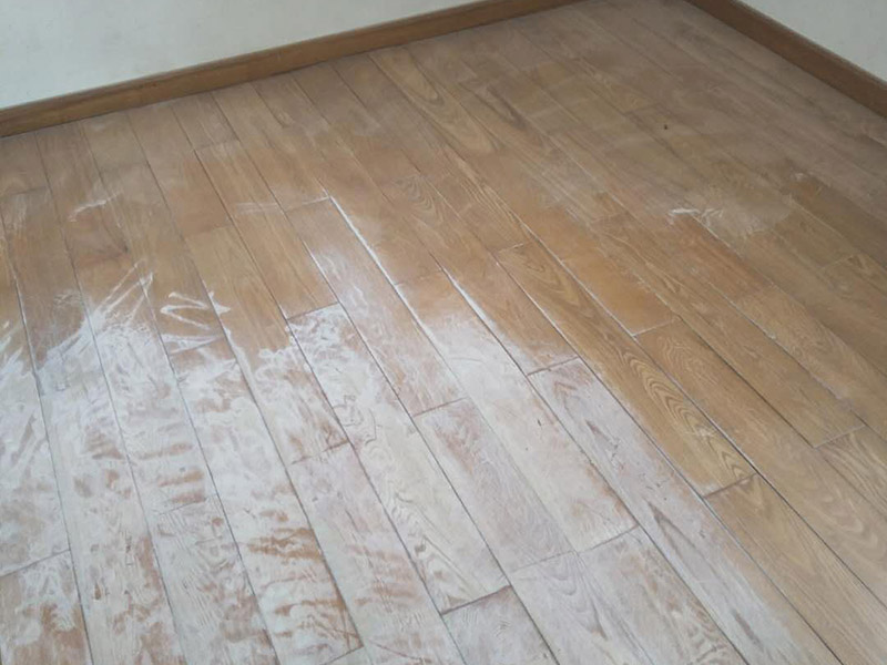 木地板打磨：地板翻新第一步，使用大型地板翻新機(jī)械數(shù)次打磨除去漆層、表層1-2毫米。注意用40目、80目和120目不同粗細(xì)的砂紙逐次打磨三次，目數(shù)越大，砂紙顆粒越小，打磨留下的劃痕越不明顯，確保打磨后的表面細(xì)膩光滑。地板打磨完后需再刮膩?zhàn)诱移降匕?，使用與地板漆配套的專用透明底漆膩?zhàn)?，刮在打磨好的地板上待干。刮膩?zhàn)又笤賹Φ匕暹M(jìn)行刷底漆或調(diào)色處理。由于實(shí)木表層的紋理都是天然的，無法改變花色，只能調(diào)節(jié)地板顏色的深淺。底漆干了之后再刷面漆，再次干燥之后再用水砂紙仔細(xì)研磨，將地板面層磨至略感粗糙，除去粉屑，刷第二層面漆。最后上蠟拋光養(yǎng)護(hù)